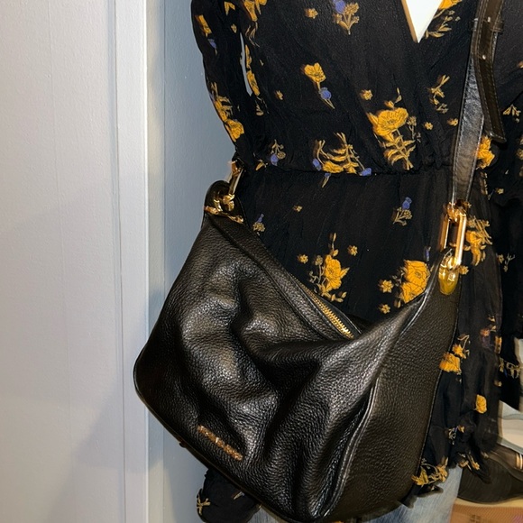 Michael Michael Kors pebbled leather with gold hardware crossbody shoulder bag - Picture 2 of 16